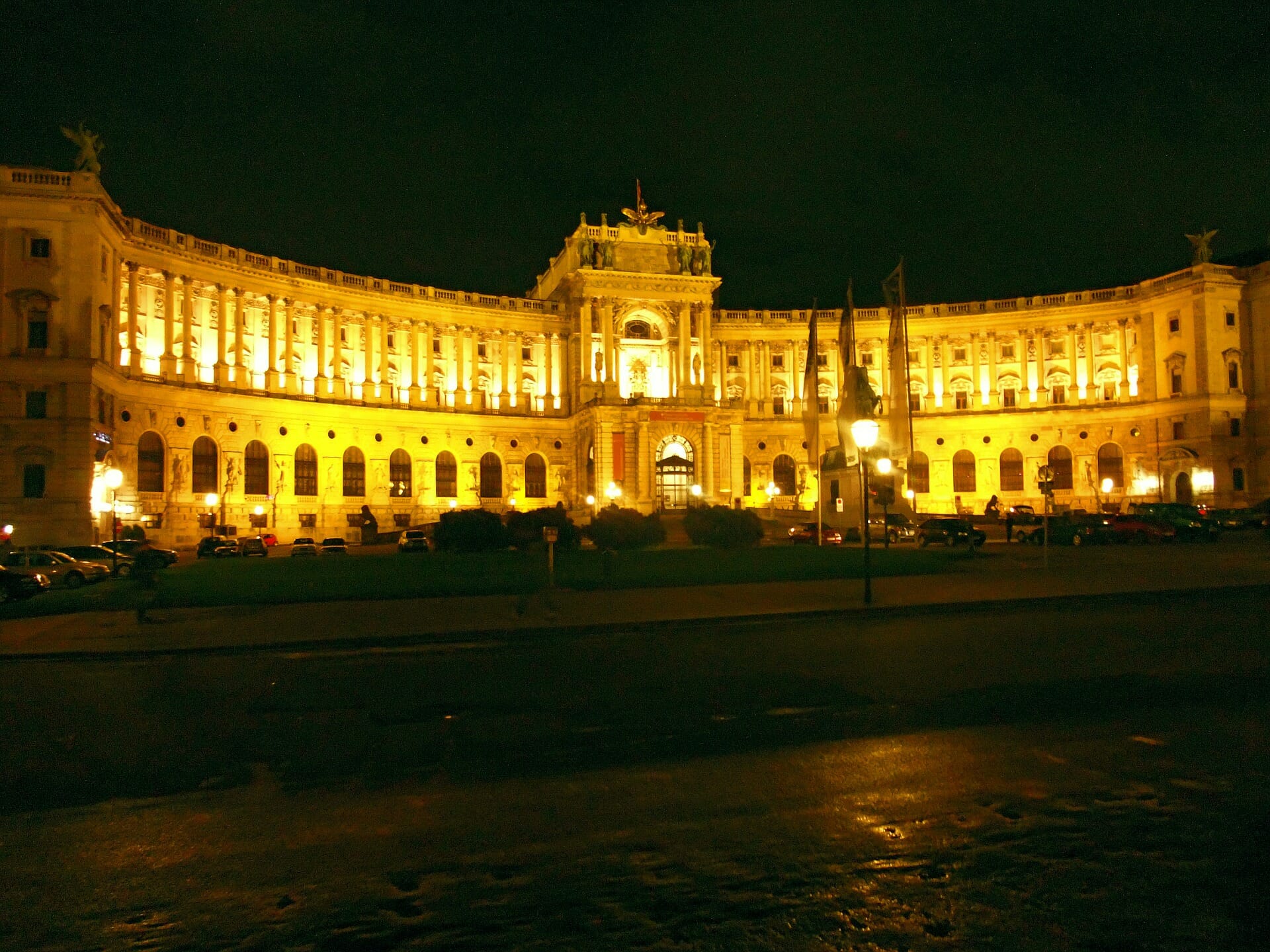 https://mdw-travel-data-us-east-1.s3.amazonaws.com/img/country/Austria/Imperial-Palace-Hofburg/img_03.jpg