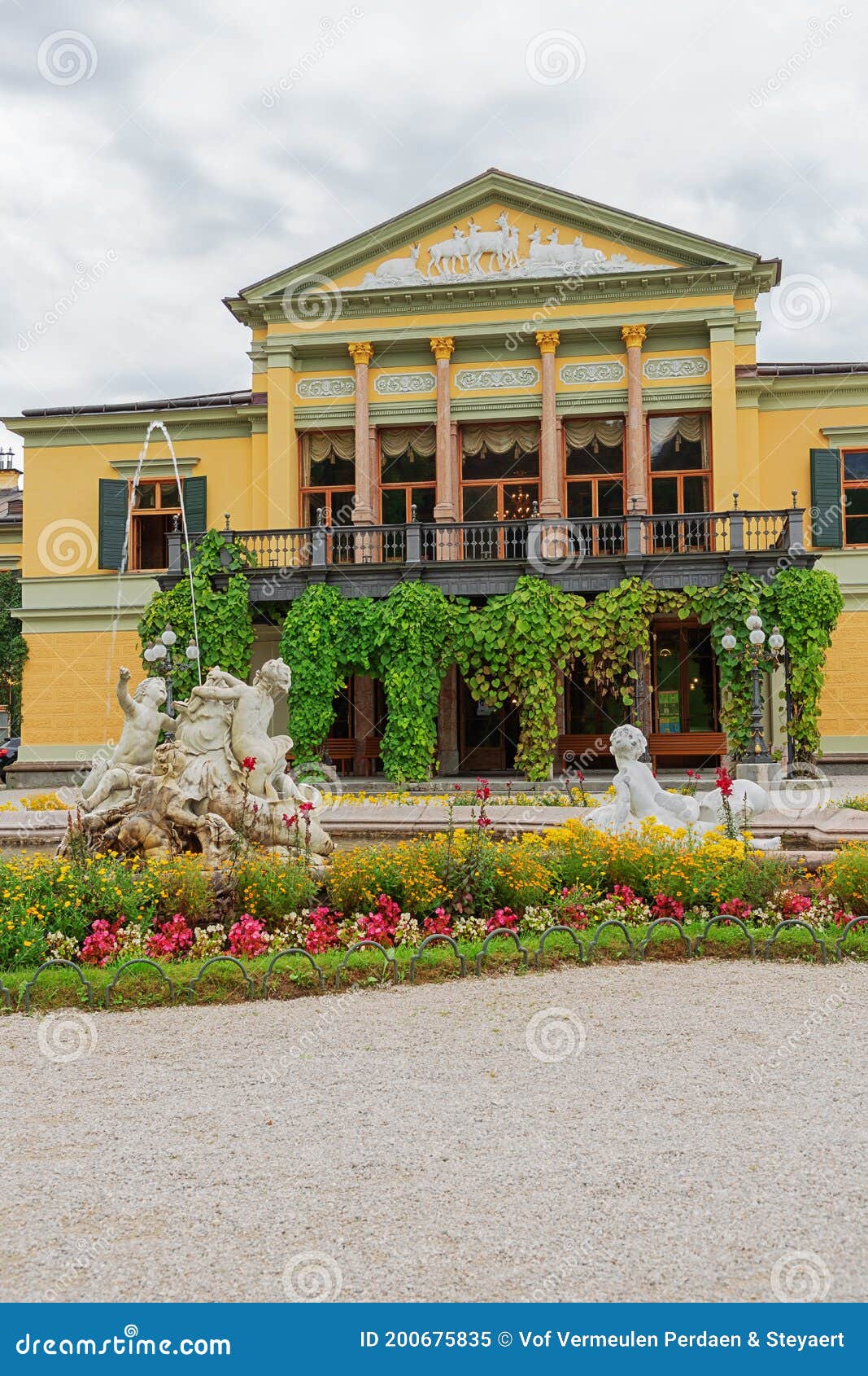 https://mdw-travel-data-us-east-1.s3.amazonaws.com/img/country/Austria/Imperial-Villa/img_02.jpg