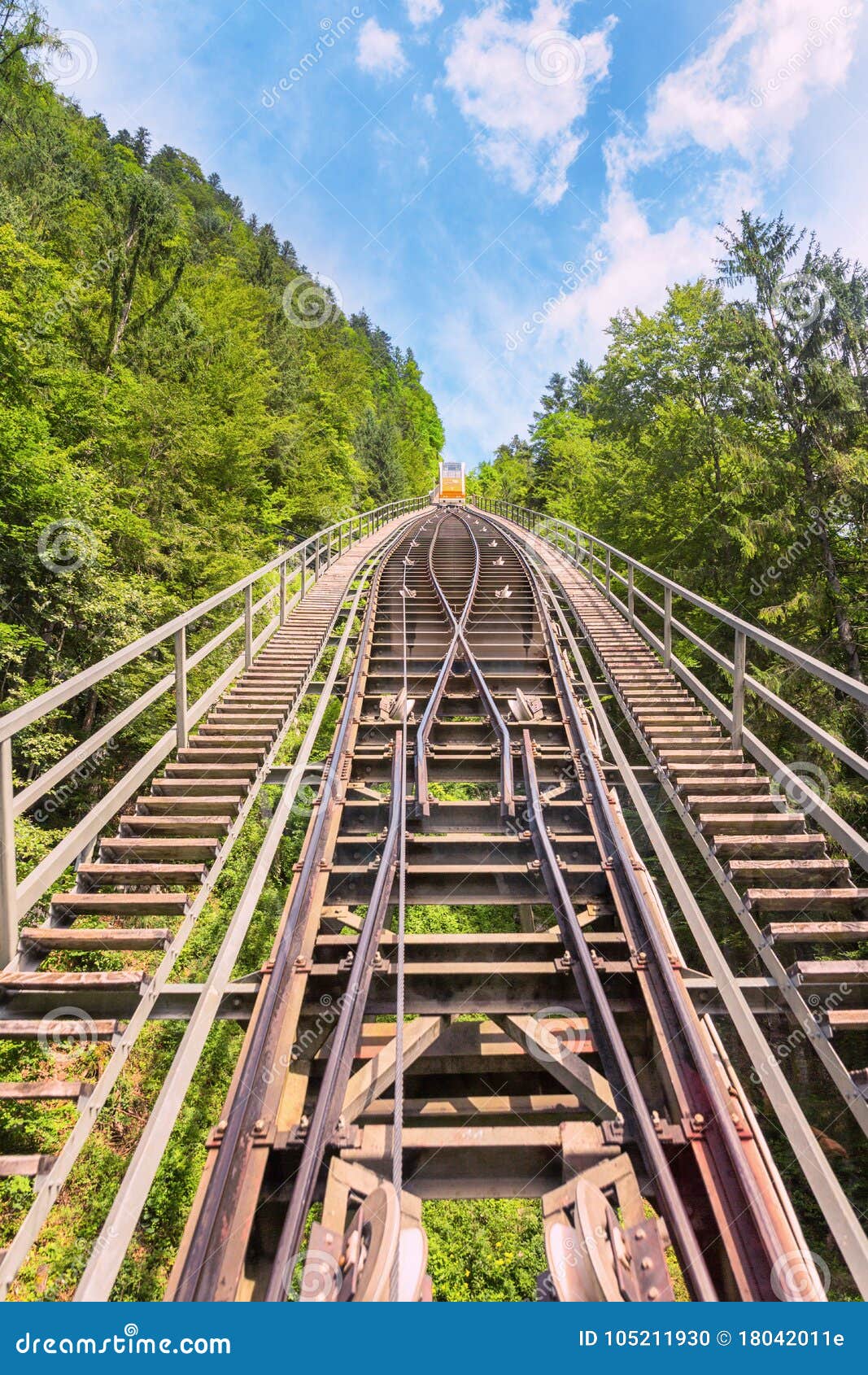 https://mdw-travel-data-us-east-1.s3.amazonaws.com/img/country/Austria/Kanzel-Cable-Car/img_03.jpg