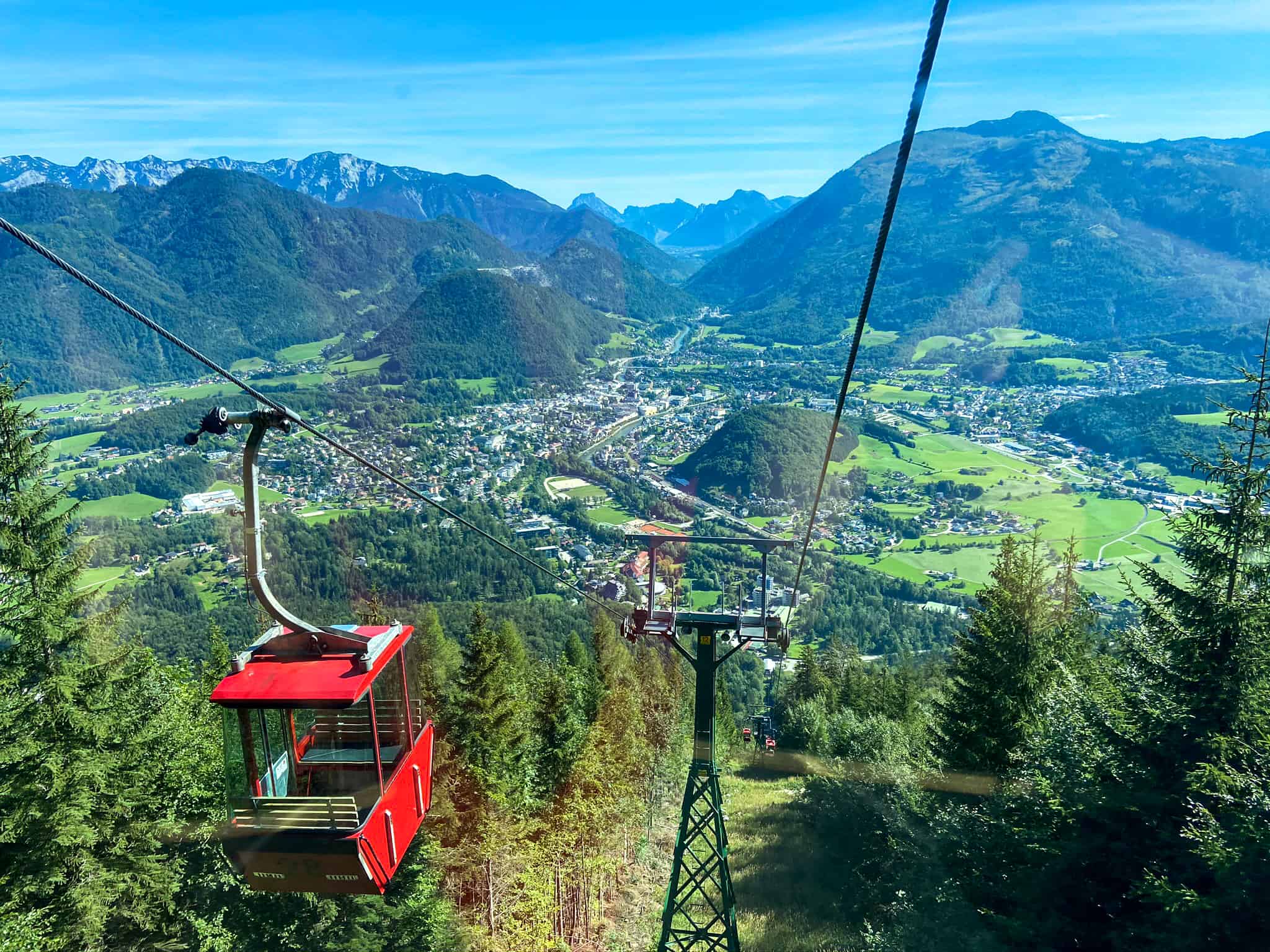 https://mdw-travel-data-us-east-1.s3.amazonaws.com/img/country/Austria/Katrin-Cable-Car/img_02.jpg