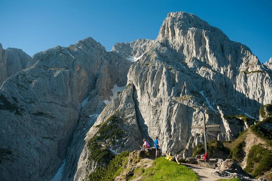https://mdw-travel-data-us-east-1.s3.amazonaws.com/img/country/Austria/Kirchdorfer-Hut/img_02.jpg