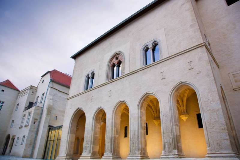 https://mdw-travel-data-us-east-1.s3.amazonaws.com/img/country/Austria/Krems-Gozzoburg/img_02.jpg