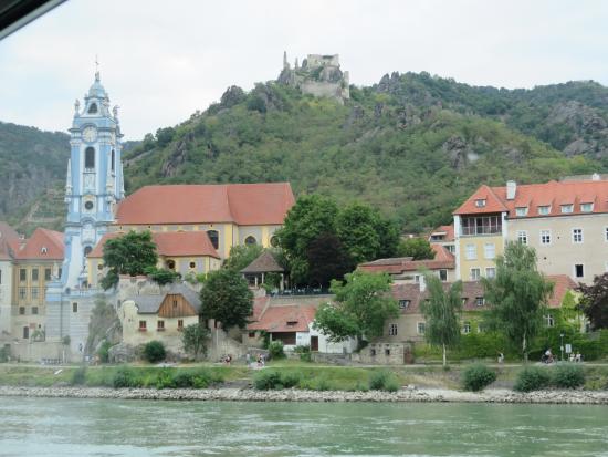 https://mdw-travel-data-us-east-1.s3.amazonaws.com/img/country/Austria/Kuenringer-Castle/img_01.jpg