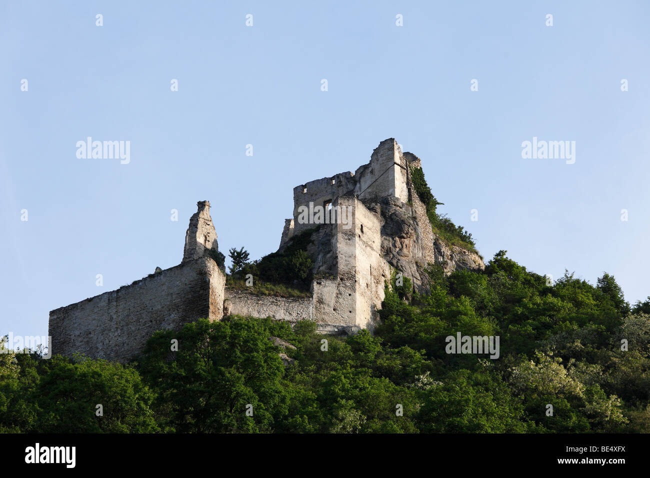 https://mdw-travel-data-us-east-1.s3.amazonaws.com/img/country/Austria/Kuenringer-Castle/img_02.jpg