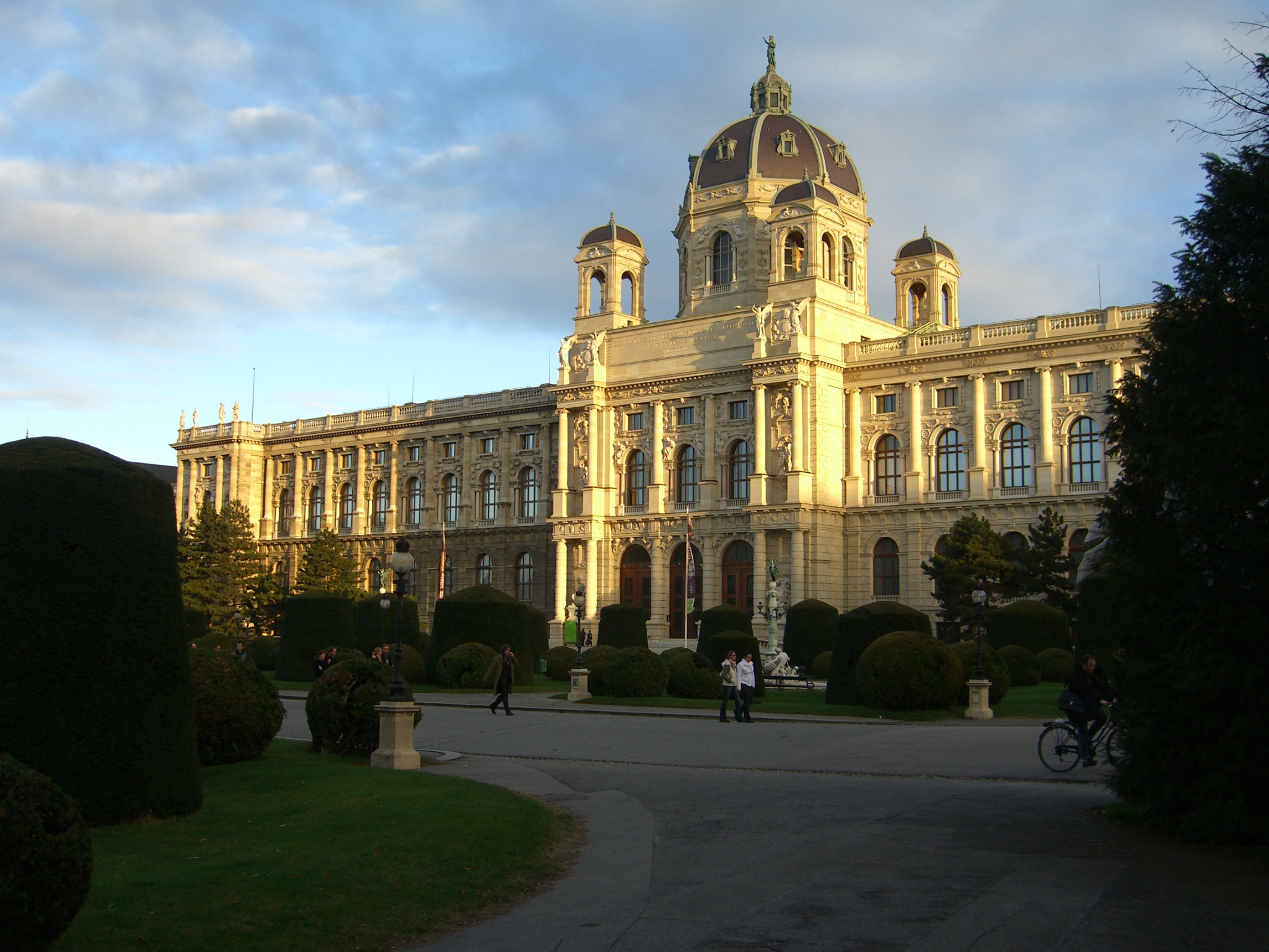 https://mdw-travel-data-us-east-1.s3.amazonaws.com/img/country/Austria/Kunsthistorisches-Museum/img_01.jpg
