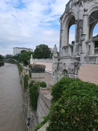 https://mdw-travel-data-us-east-1.s3.amazonaws.com/img/country/Austria/Kurparkplatz/img_02.jpg