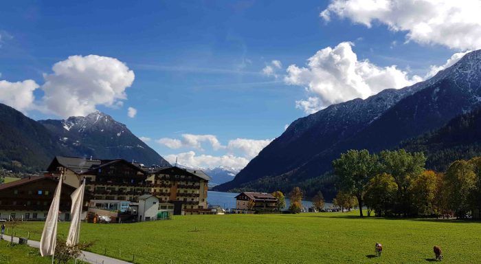 https://mdw-travel-data-us-east-1.s3.amazonaws.com/img/country/Austria/Lake-Achen/img_01.jpg