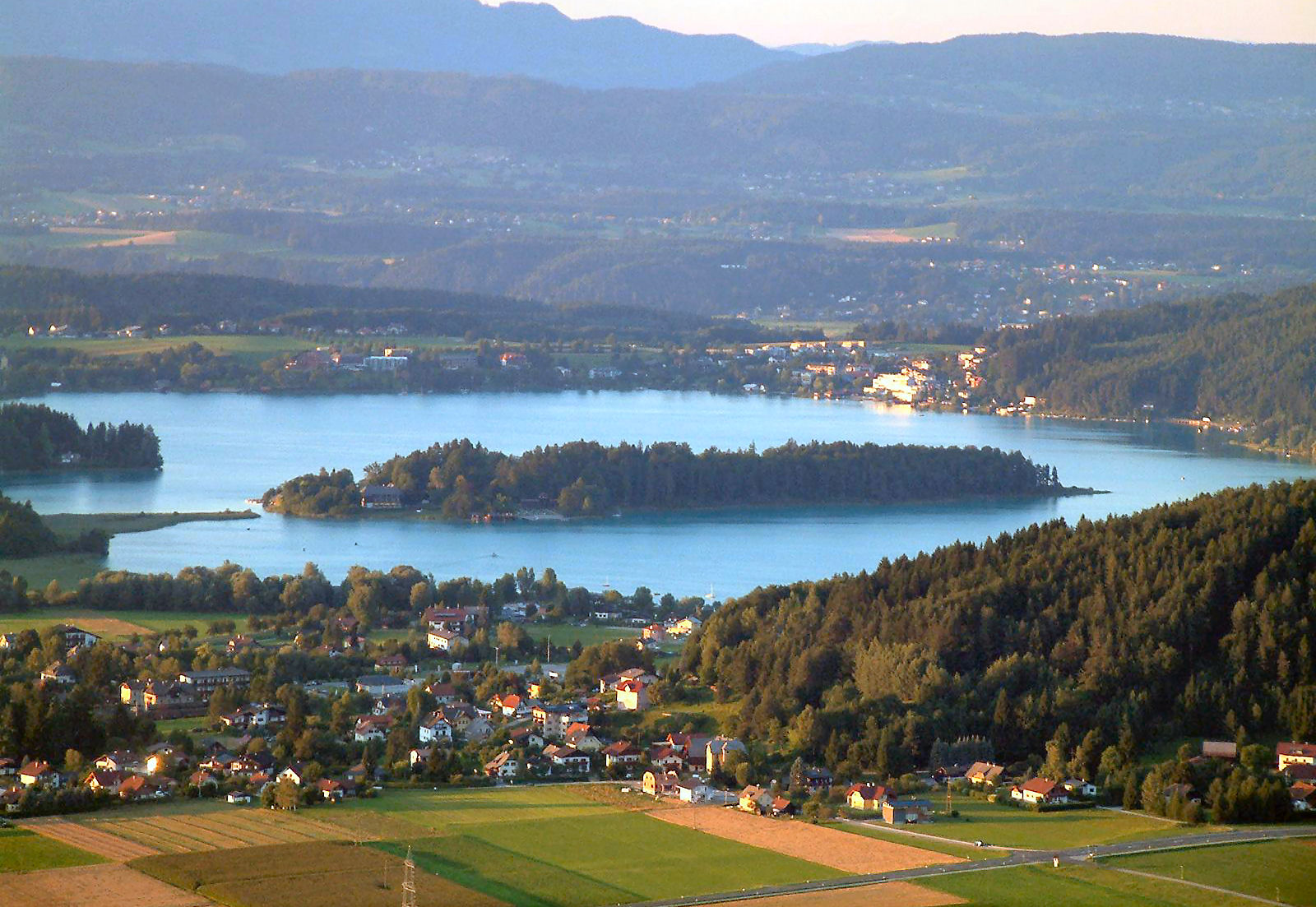 https://mdw-travel-data-us-east-1.s3.amazonaws.com/img/country/Austria/Lake-Faak/img_02.jpg