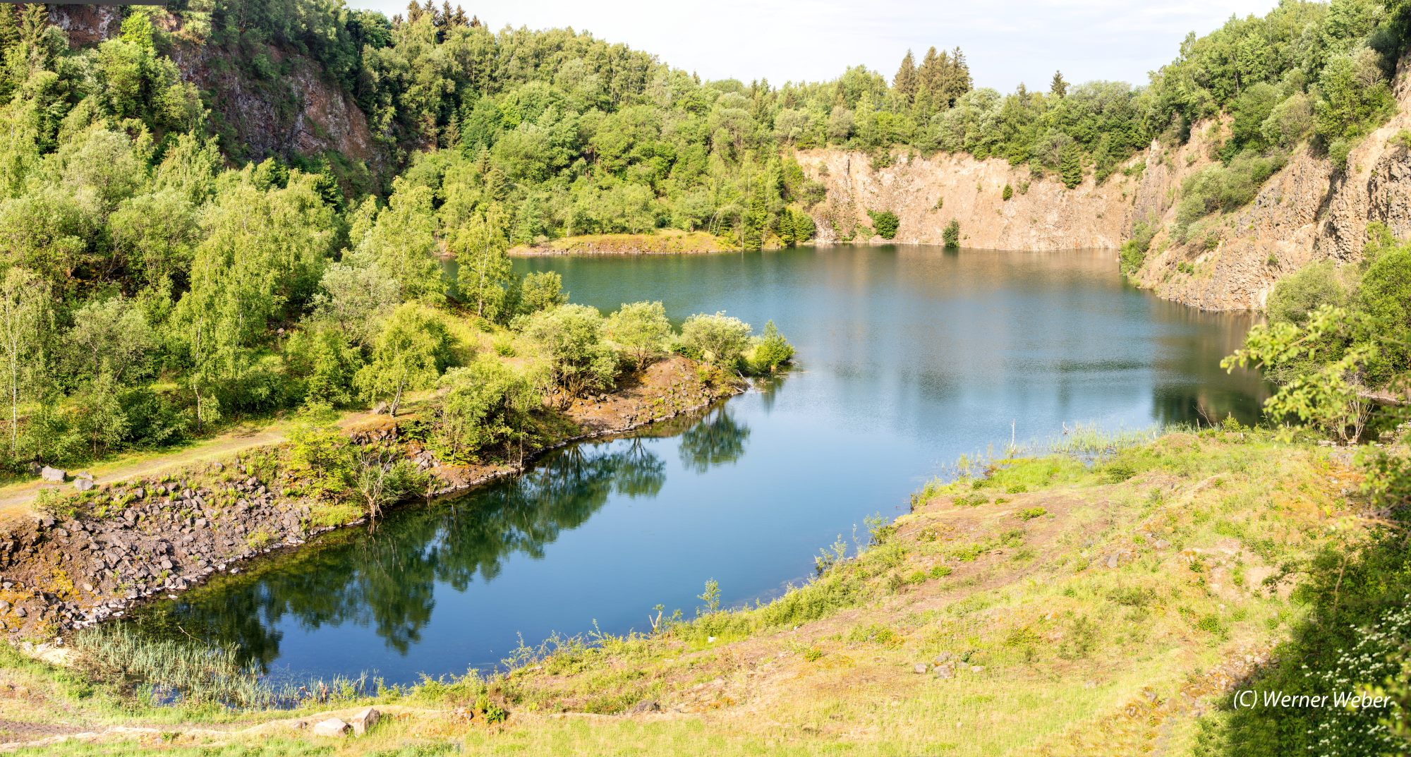 https://mdw-travel-data-us-east-1.s3.amazonaws.com/img/country/Austria/Lake-Silbersee/img_01.jpg