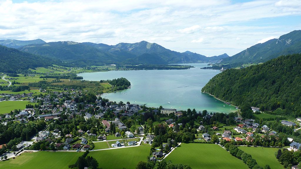 https://mdw-travel-data-us-east-1.s3.amazonaws.com/img/country/Austria/Lake-Wolfgang/img_01.jpg