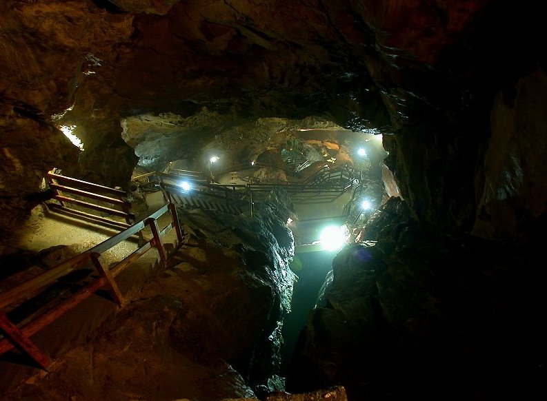https://mdw-travel-data-us-east-1.s3.amazonaws.com/img/country/Austria/Lamprechts-Cave/img_01.jpg