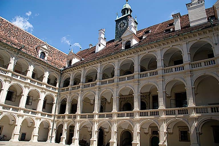 https://mdw-travel-data-us-east-1.s3.amazonaws.com/img/country/Austria/Landeszeughaus/img_01.jpg