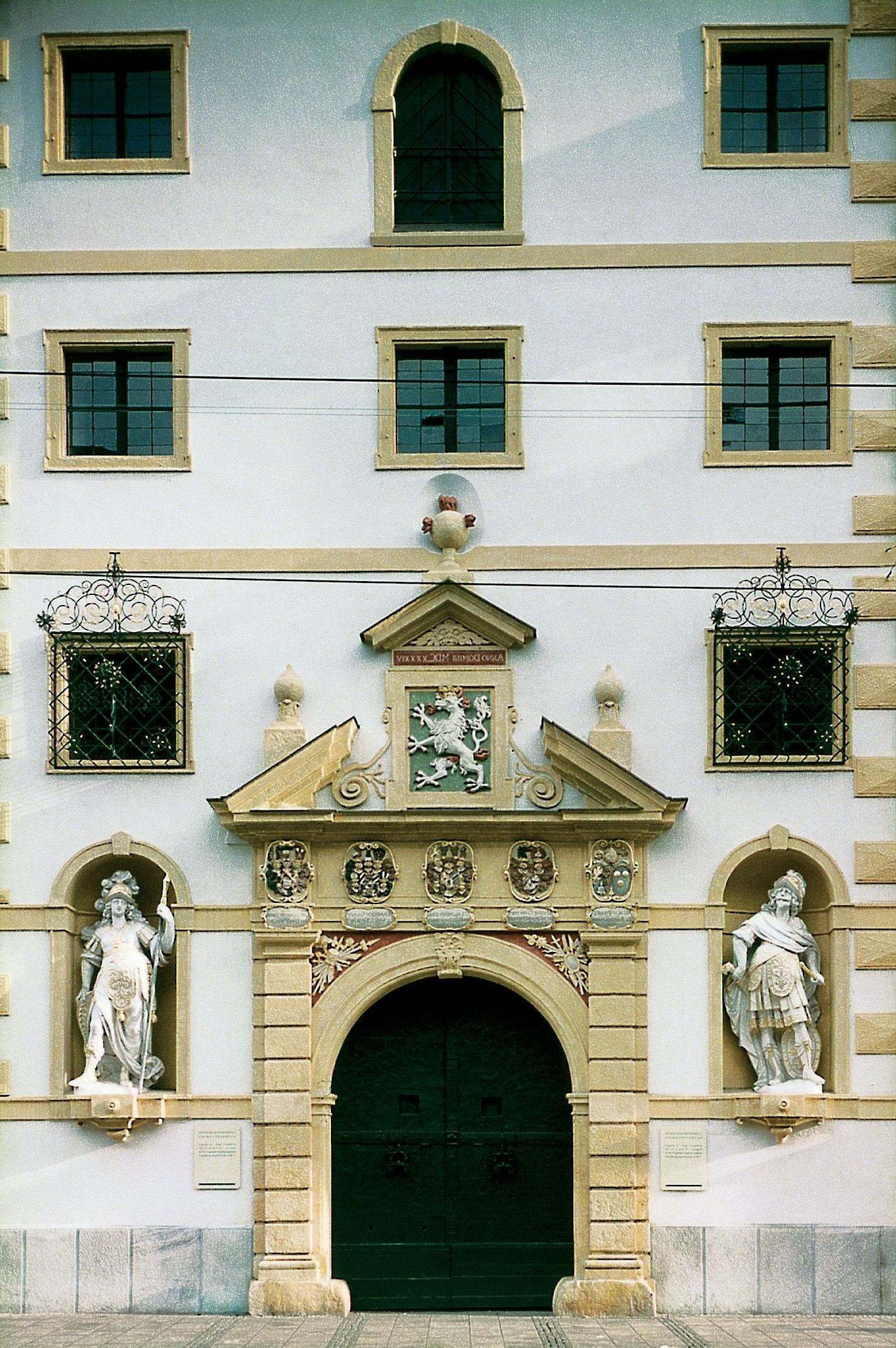 https://mdw-travel-data-us-east-1.s3.amazonaws.com/img/country/Austria/Landeszeughaus/img_03.jpg