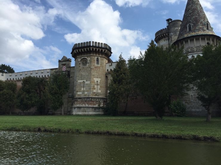 https://mdw-travel-data-us-east-1.s3.amazonaws.com/img/country/Austria/Laxenburg-Castle/img_01.jpg