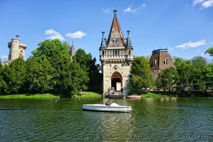 https://mdw-travel-data-us-east-1.s3.amazonaws.com/img/country/Austria/Laxenburg-Castle/img_02.jpg