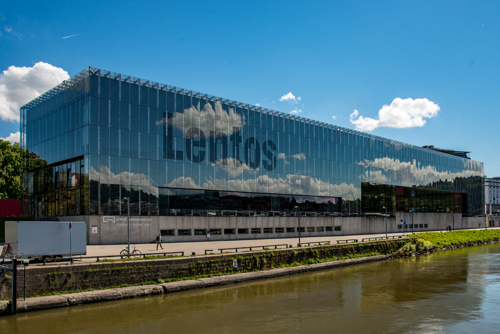 https://mdw-travel-data-us-east-1.s3.amazonaws.com/img/country/Austria/Lentos-Kunstmuseum/img_02.jpg