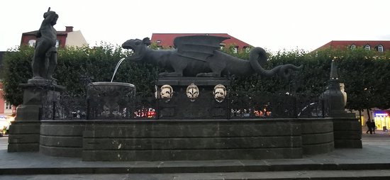https://mdw-travel-data-us-east-1.s3.amazonaws.com/img/country/Austria/Lindwurmbrunnen/img_03.jpg