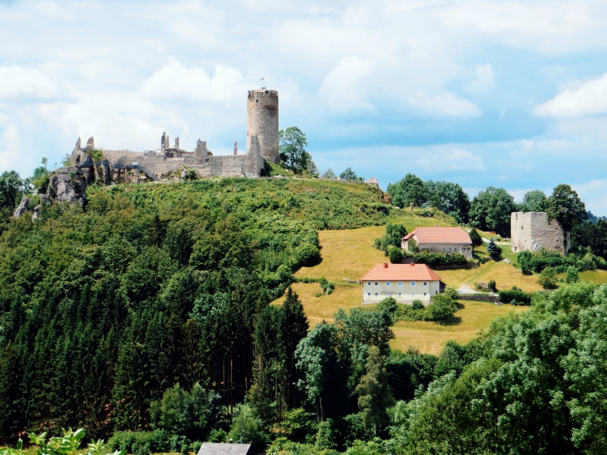 https://mdw-travel-data-us-east-1.s3.amazonaws.com/img/country/Austria/Linz-Castle/img_02.jpg