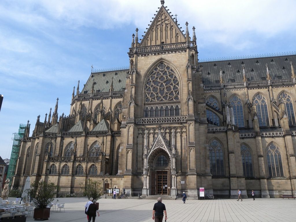 https://mdw-travel-data-us-east-1.s3.amazonaws.com/img/country/Austria/Linz/img_04.jpg