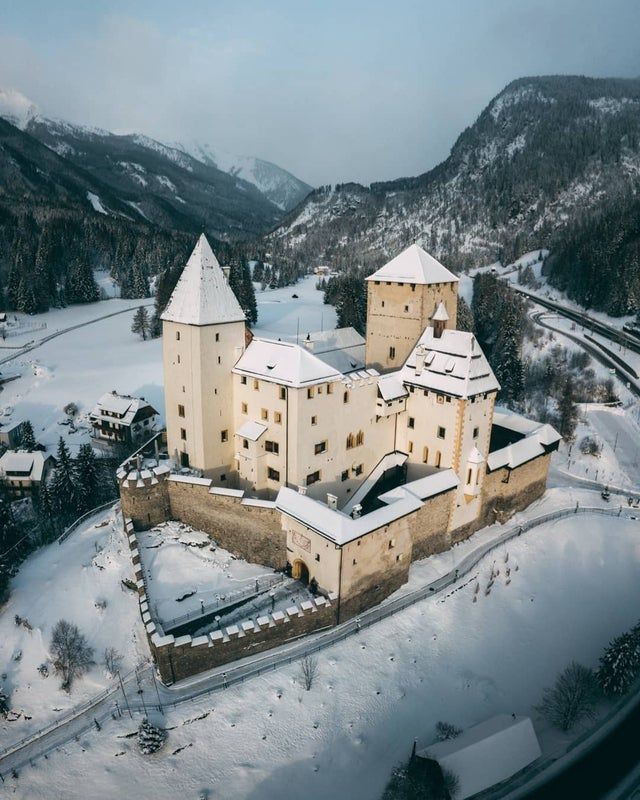 https://mdw-travel-data-us-east-1.s3.amazonaws.com/img/country/Austria/Mautern-Castle/img_03.jpg