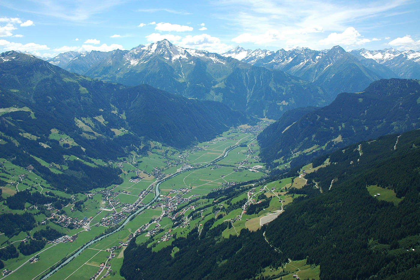 https://mdw-travel-data-us-east-1.s3.amazonaws.com/img/country/Austria/Mayrhofen/img_01.jpg