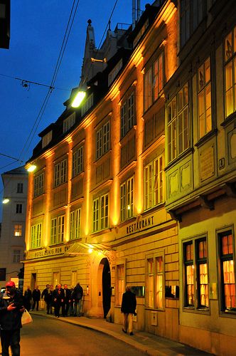 https://mdw-travel-data-us-east-1.s3.amazonaws.com/img/country/Austria/Mozarthaus/img_01.jpg