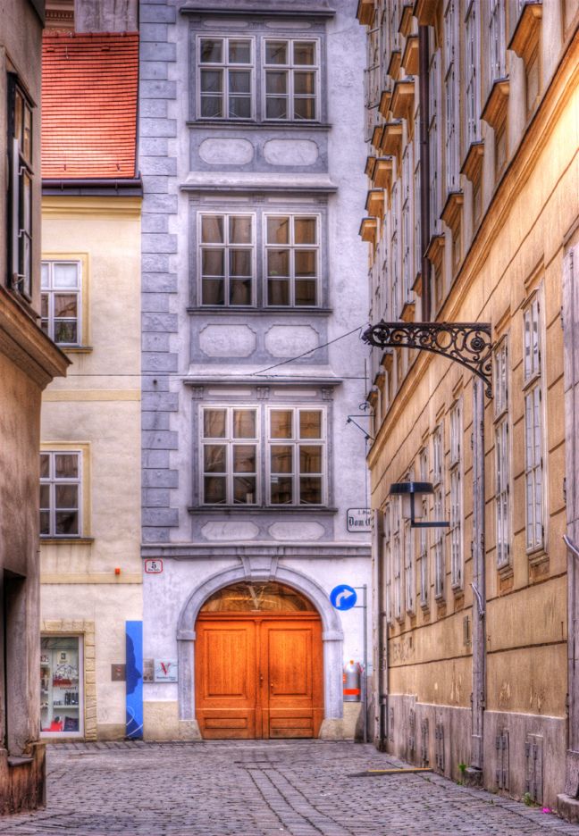 https://mdw-travel-data-us-east-1.s3.amazonaws.com/img/country/Austria/Mozarthaus/img_02.jpg