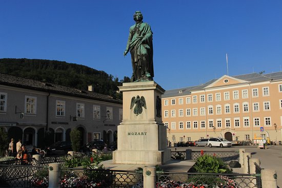 https://mdw-travel-data-us-east-1.s3.amazonaws.com/img/country/Austria/Mozartplatz/img_01.jpg