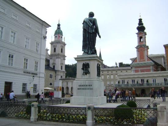 https://mdw-travel-data-us-east-1.s3.amazonaws.com/img/country/Austria/Mozartplatz/img_03.jpg