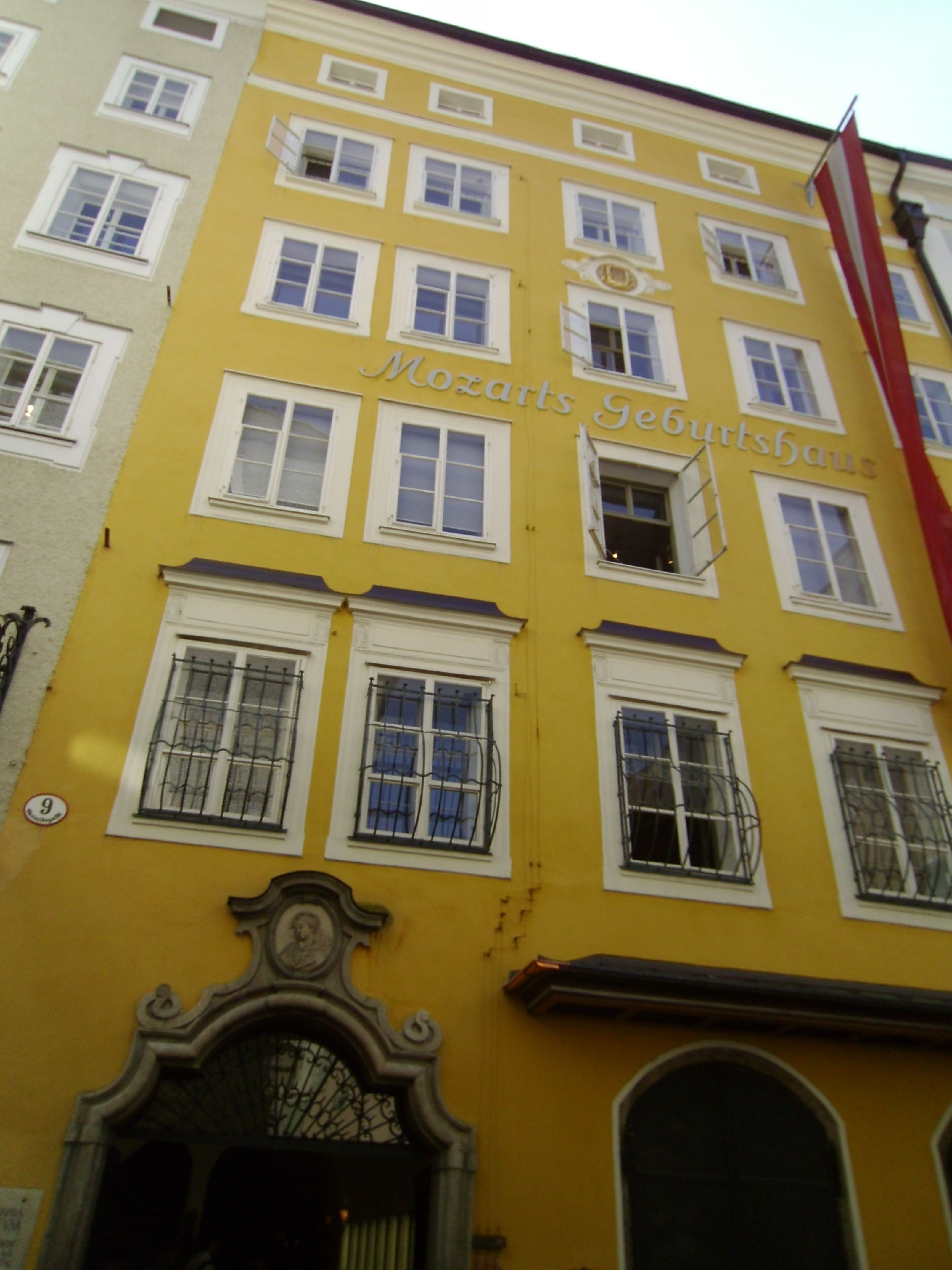 https://mdw-travel-data-us-east-1.s3.amazonaws.com/img/country/Austria/Mozarts-Residence/img_02.jpg