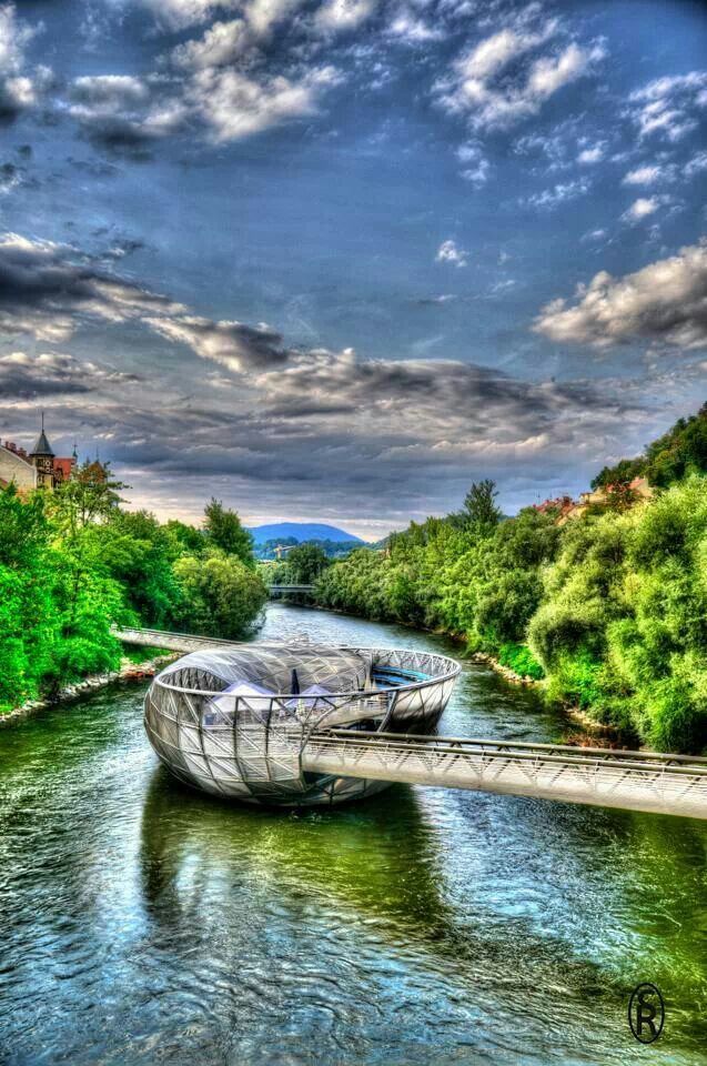 https://mdw-travel-data-us-east-1.s3.amazonaws.com/img/country/Austria/Murinsel/img_02.jpg