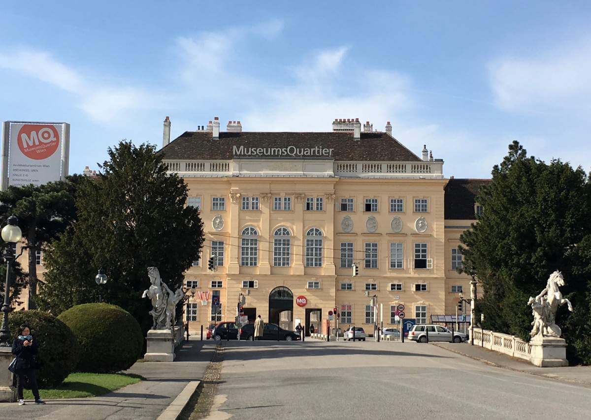 https://mdw-travel-data-us-east-1.s3.amazonaws.com/img/country/Austria/Museumsviertel/img_03.jpg