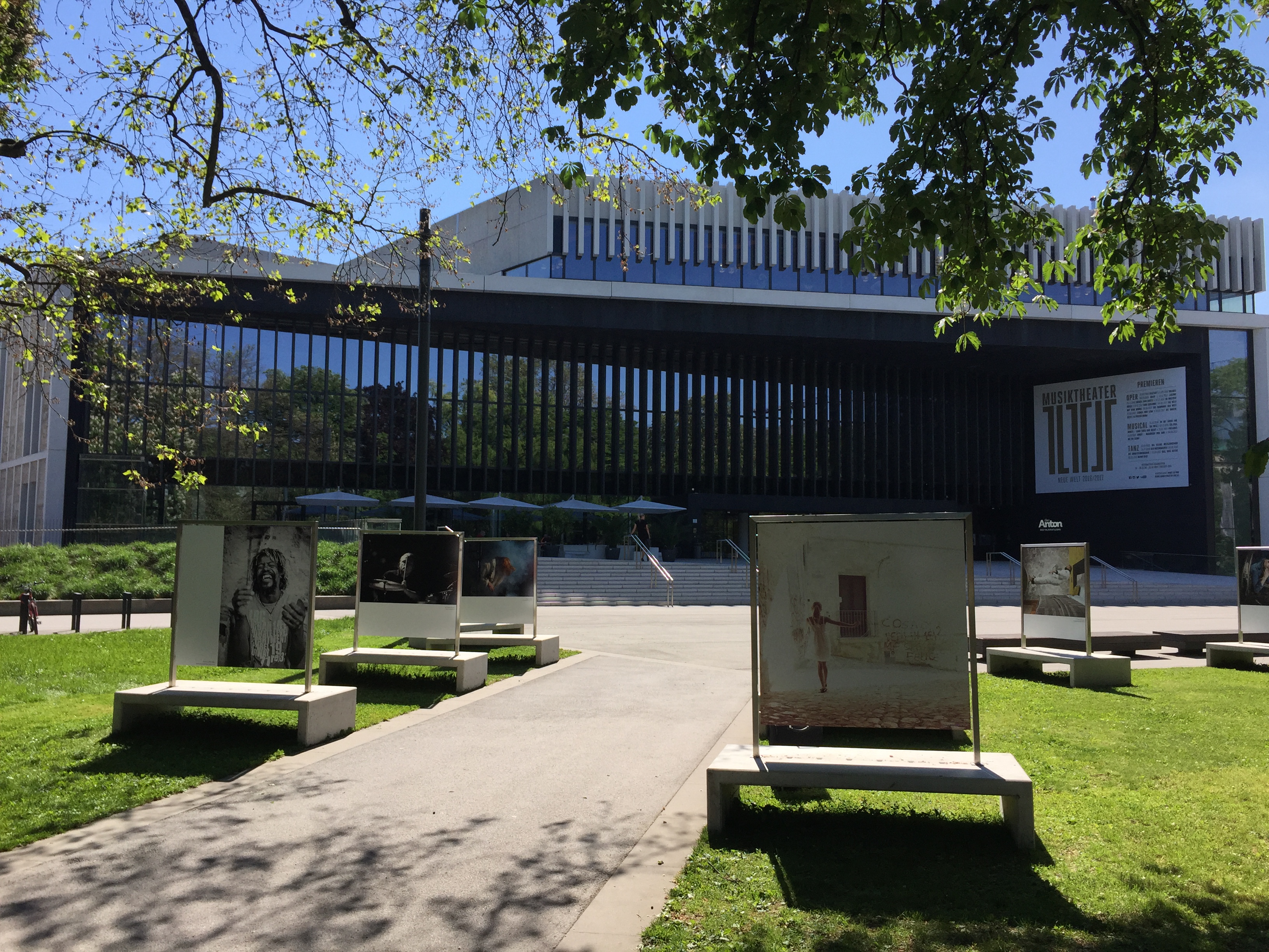 https://mdw-travel-data-us-east-1.s3.amazonaws.com/img/country/Austria/Musiktheater-Linz/img_03.jpg