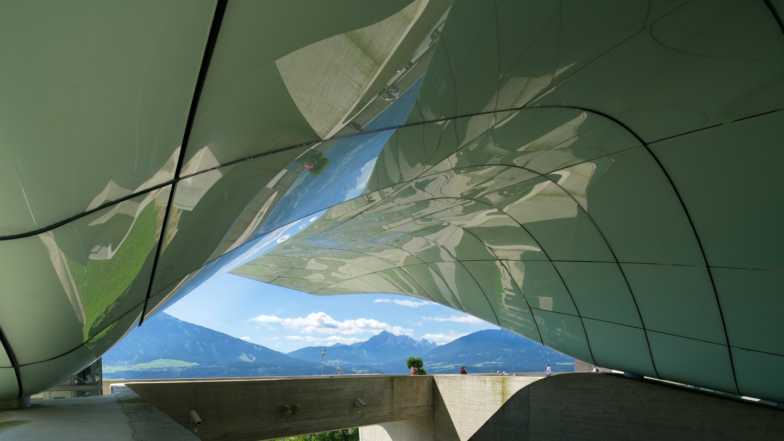 https://mdw-travel-data-us-east-1.s3.amazonaws.com/img/country/Austria/Nordkette-Cable-Car/img_04.jpg