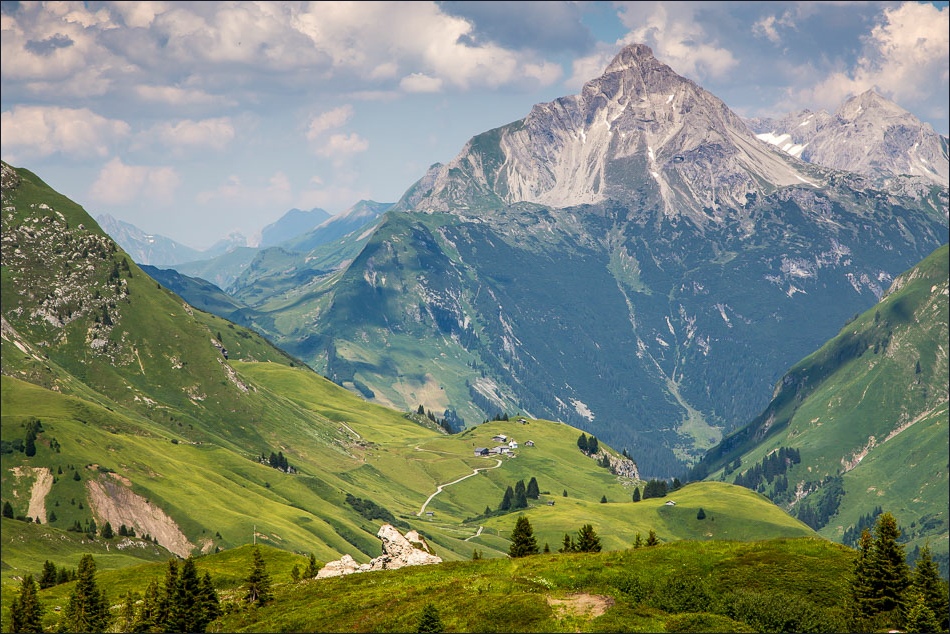 https://mdw-travel-data-us-east-1.s3.amazonaws.com/img/country/Austria/Oberlech/img_01.jpg