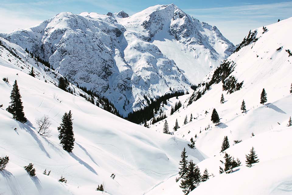 https://mdw-travel-data-us-east-1.s3.amazonaws.com/img/country/Austria/Oberlech/img_02.jpg