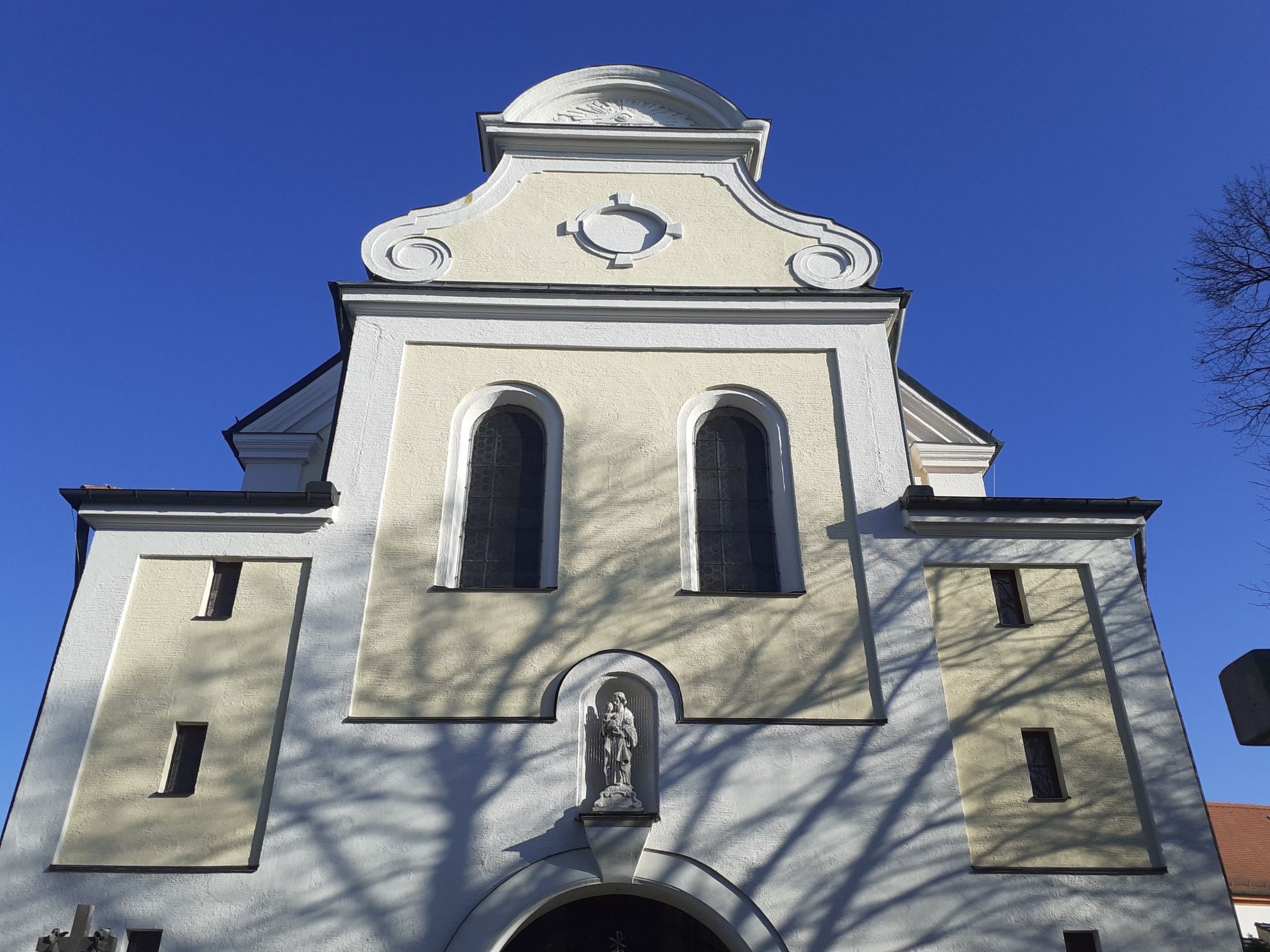 https://mdw-travel-data-us-east-1.s3.amazonaws.com/img/country/Austria/Pfarrkirche-St-Agidius/img_02.jpg