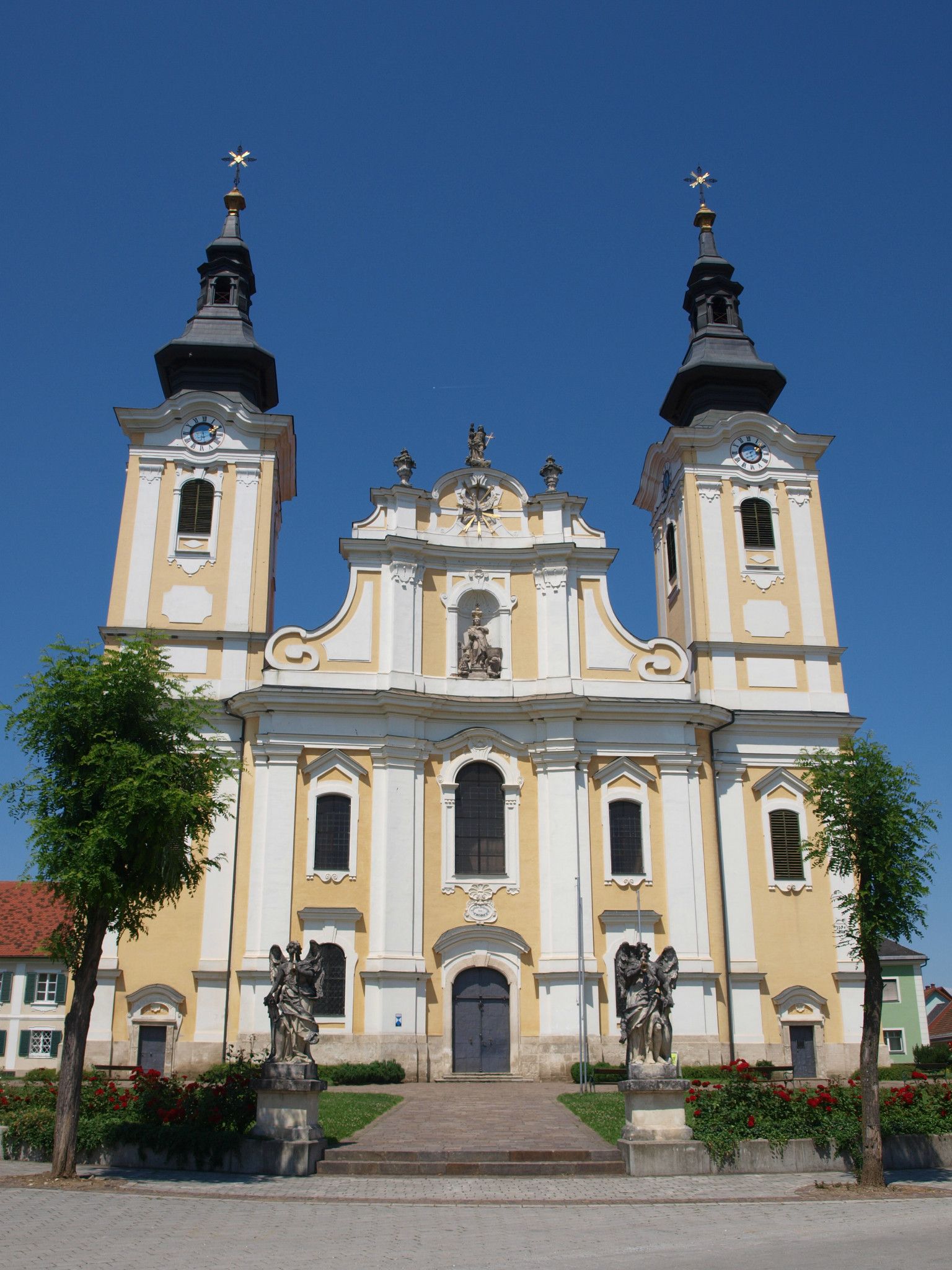 https://mdw-travel-data-us-east-1.s3.amazonaws.com/img/country/Austria/Pfarrkirche-St-Veit/img_03.jpg