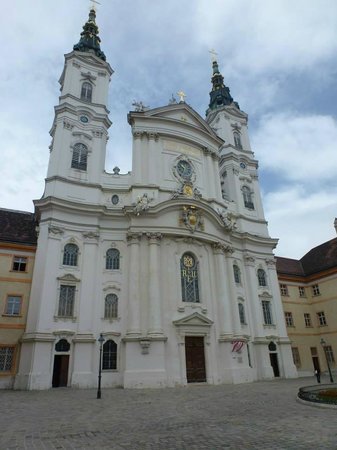https://mdw-travel-data-us-east-1.s3.amazonaws.com/img/country/Austria/Piarist-Church/img_02.jpg