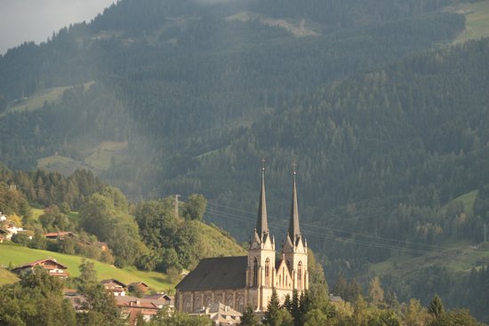 https://mdw-travel-data-us-east-1.s3.amazonaws.com/img/country/Austria/Pongauer-Dom/img_02.jpg