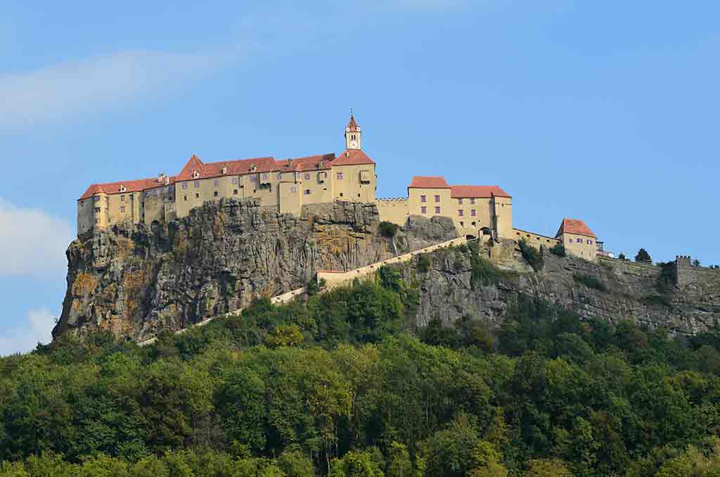 https://mdw-travel-data-us-east-1.s3.amazonaws.com/img/country/Austria/Riegersburg-Castle/img_01.jpg