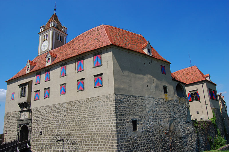 https://mdw-travel-data-us-east-1.s3.amazonaws.com/img/country/Austria/Riegersburg-Castle/img_03.jpg