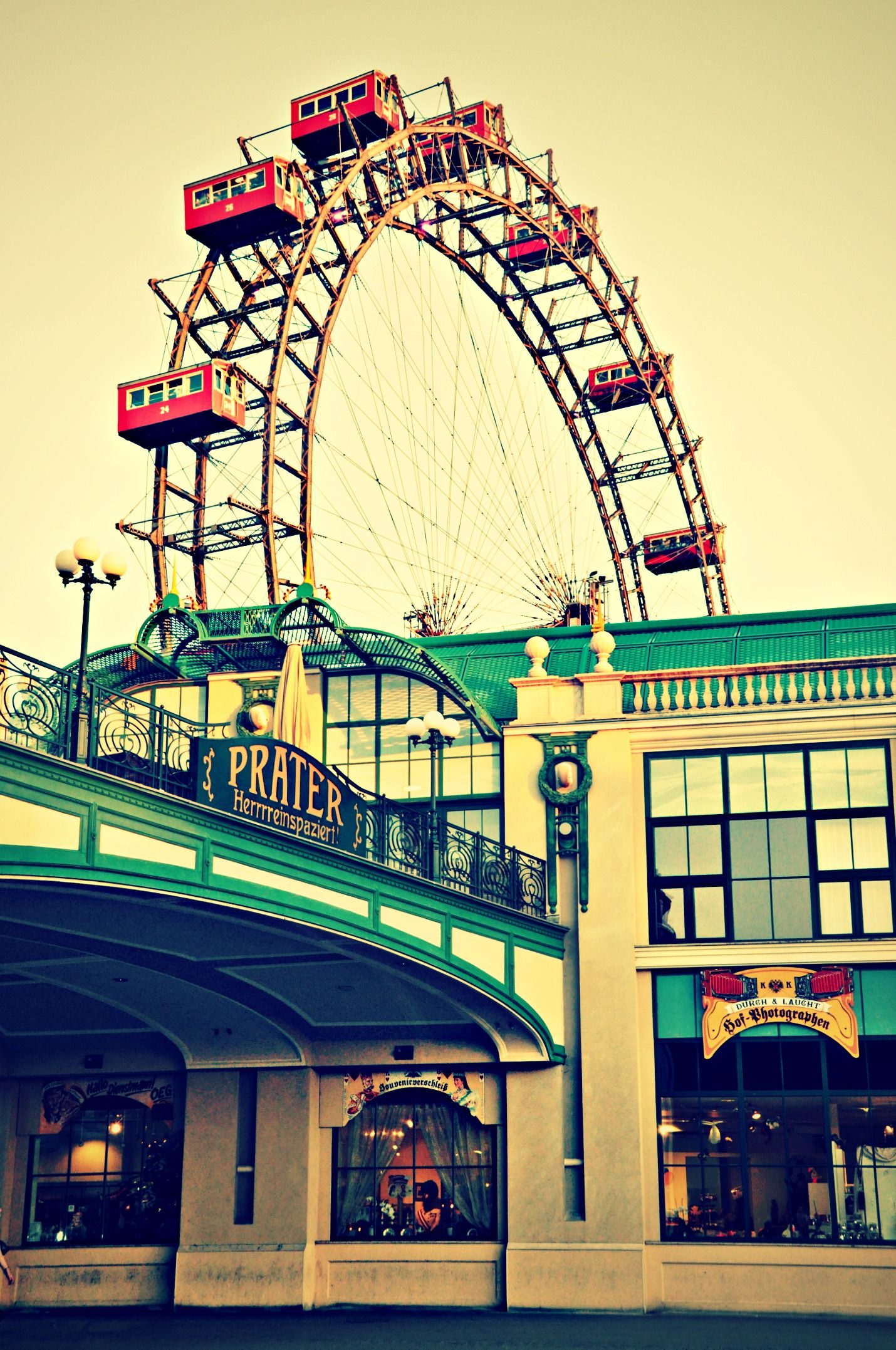 https://mdw-travel-data-us-east-1.s3.amazonaws.com/img/country/Austria/Riesenrad/img_05.jpg