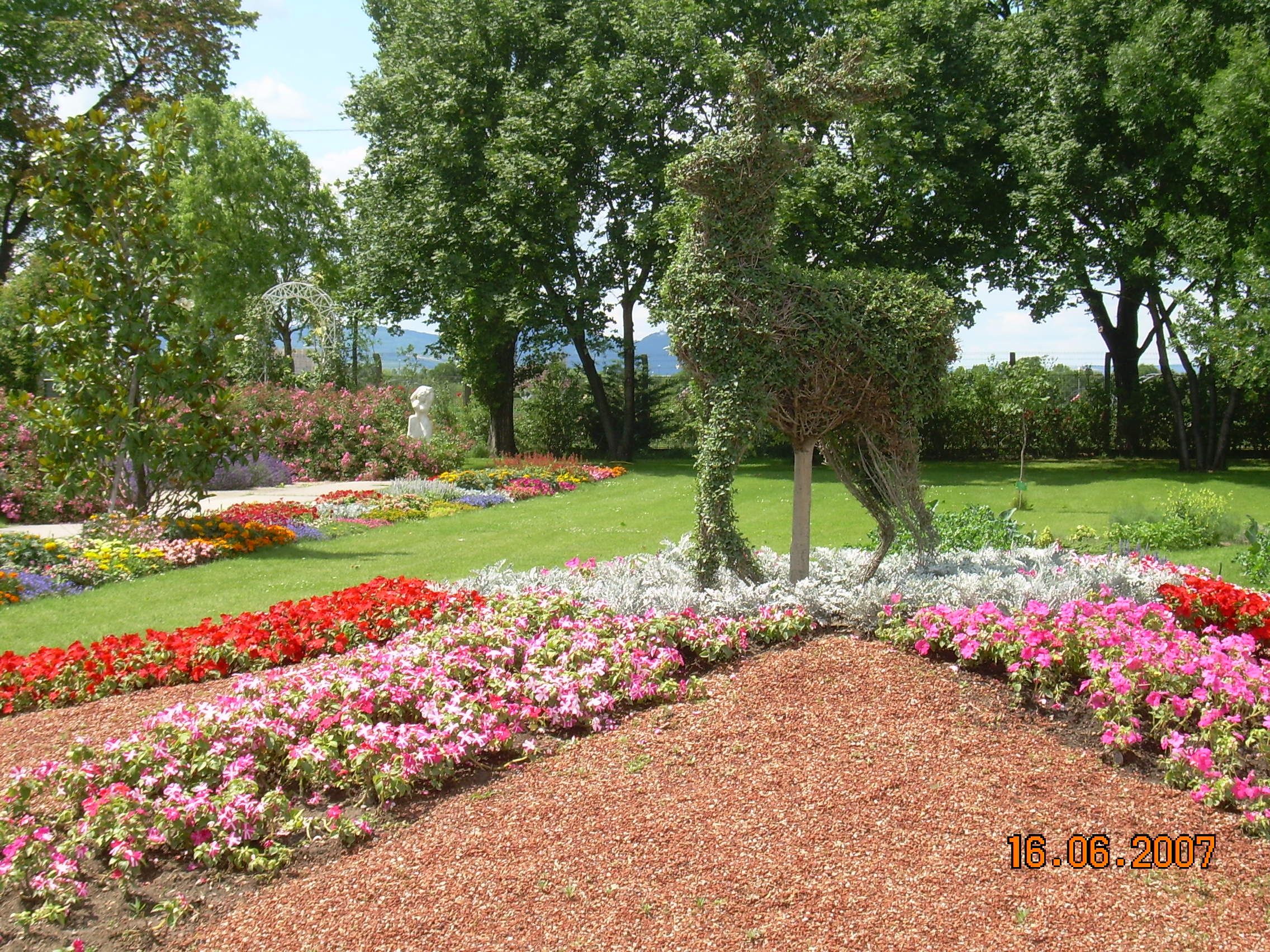https://mdw-travel-data-us-east-1.s3.amazonaws.com/img/country/Austria/Rosarium/img_03.jpg