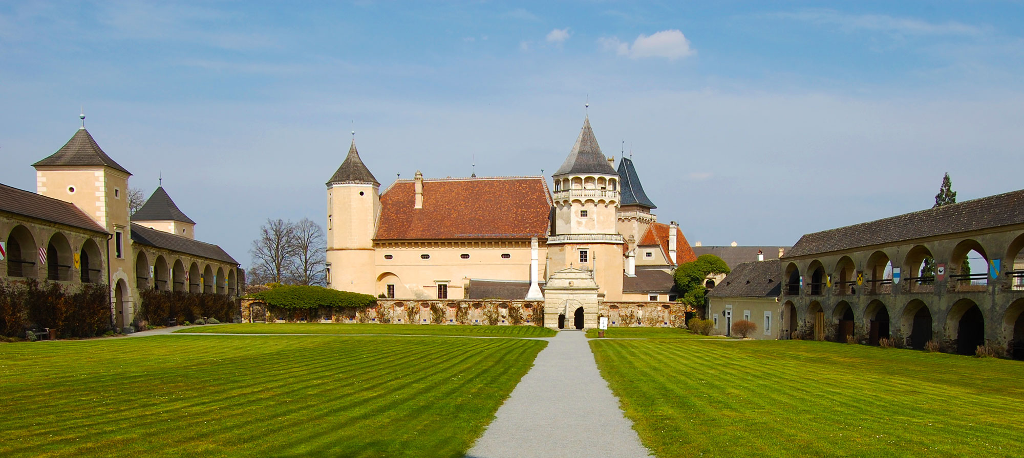 https://mdw-travel-data-us-east-1.s3.amazonaws.com/img/country/Austria/Rosenburg-Castle/img_00.jpg