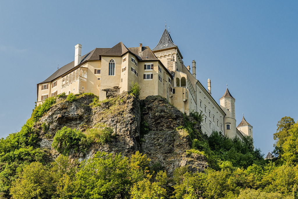 https://mdw-travel-data-us-east-1.s3.amazonaws.com/img/country/Austria/Rosenburg-Castle/img_02.jpg