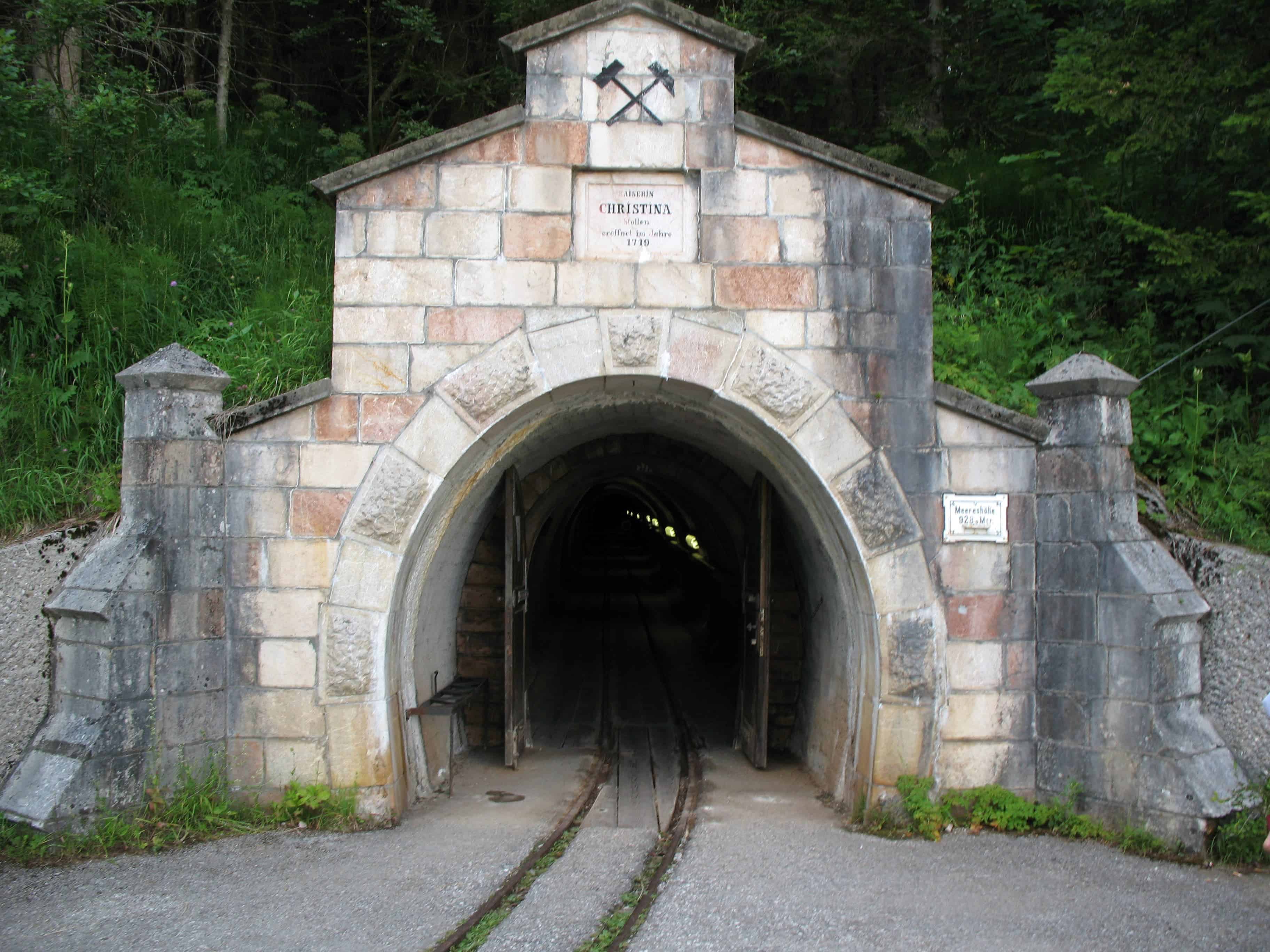 https://mdw-travel-data-us-east-1.s3.amazonaws.com/img/country/Austria/Salt-Mine-Hallstatt/img_01.jpg