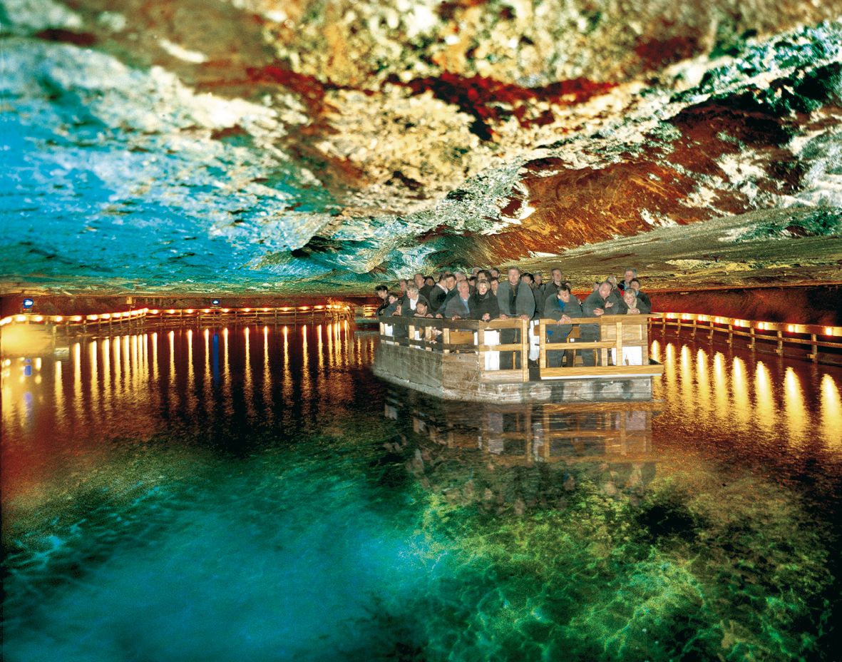 https://mdw-travel-data-us-east-1.s3.amazonaws.com/img/country/Austria/Salt-Mountain/img_01.jpg