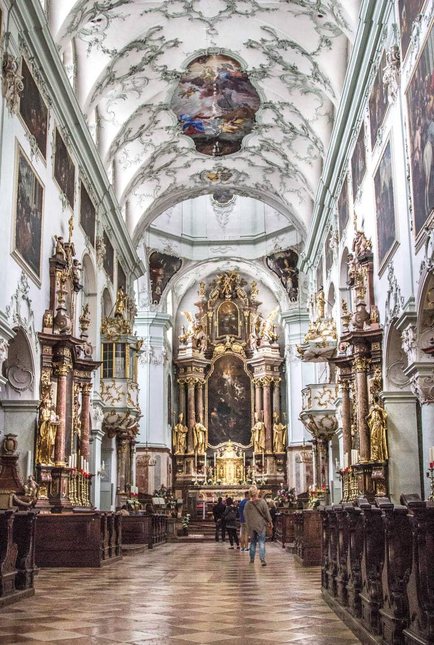 https://mdw-travel-data-us-east-1.s3.amazonaws.com/img/country/Austria/Salzburg-Cathedral/img_01.jpg