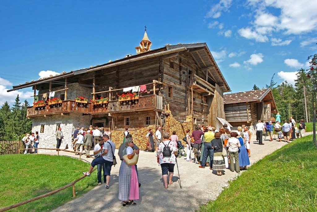 https://mdw-travel-data-us-east-1.s3.amazonaws.com/img/country/Austria/Salzburger-Freilichtmuseum/img_02.jpg